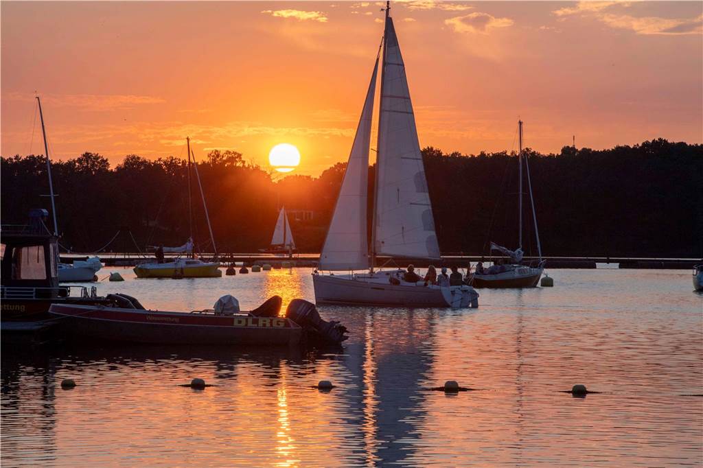Am zweiten Abend des Sunset Beach Festivals in Haltern feierten tausende Fans Sänger Wincent Weiss. 