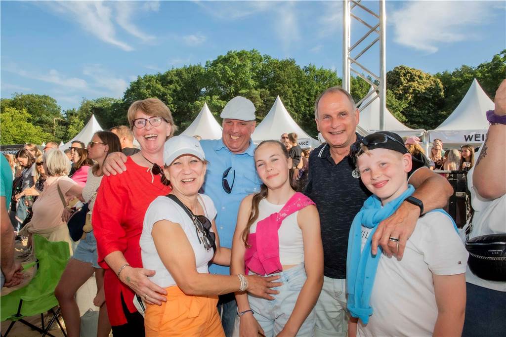 Wincent Weiss ging auf Tuchfühlung mit seinen Fans Am zweiten Abend des Sunset Beach Festivals in Haltern feierten tausende Fans Sänger Wincent Weiss.