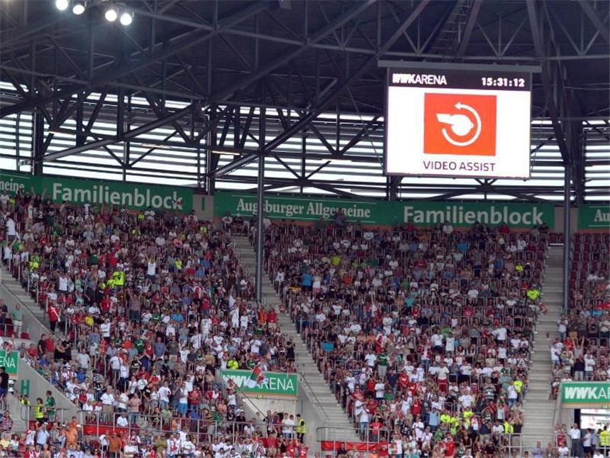 Weiter Debatte um Videobeweis Am zweiten Spieltag funktionierte alles: Auf Augsburgs Anzeigetafel wird signalisiert, dass der Videoassistent eine Szene überprüft. Foto: Stefan Puchner