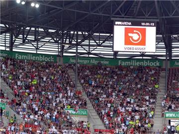 Am zweiten Spieltag funktionierte alles: Auf Augsburgs Anzeigetafel wird signalisiert, dass der Videoassistent eine Szene überprüft. Foto: Stefan Puchner