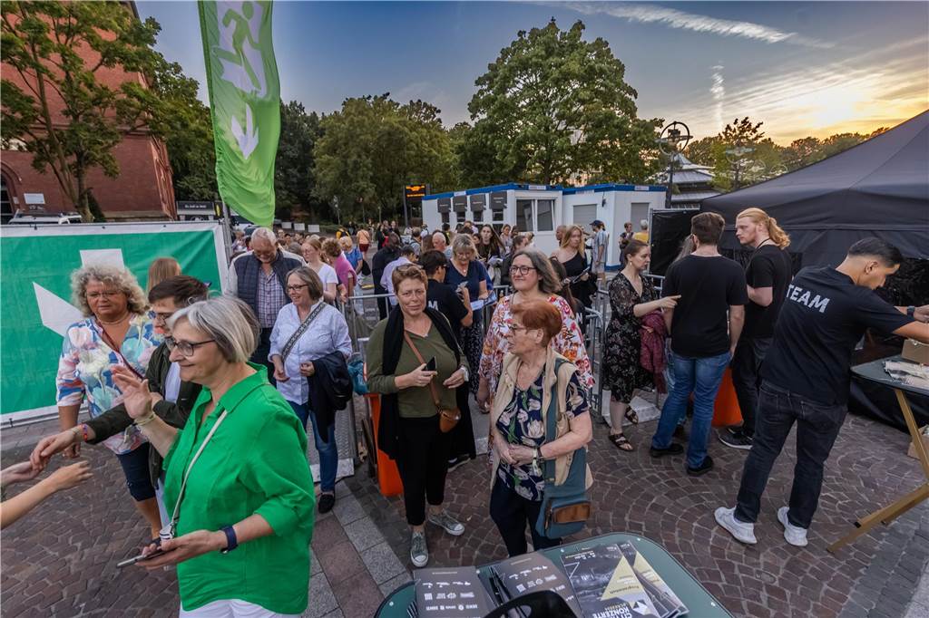 Am zweiten Tag der Cityring-Konzerte haben die Dortmunder Philharmoniker unter der Leitung von Christoph Huber die größten Hits von ABBA präsentiert. Mit dabei war die international erfolgreiche ABBA-Cover-Band Super Swede.