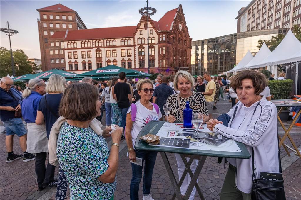 Am zweiten Tag der Cityring-Konzerte haben die Dortmunder Philharmoniker unter der Leitung von Christoph Huber die größten Hits von ABBA präsentiert. Mit dabei war die international erfolgreiche ABBA-Cover-Band Super Swede.