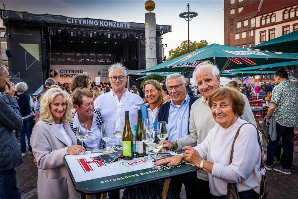 Am zweiten Tag der Cityring-Konzerte haben die Dortmunder Philharmoniker unter der Leitung von Christoph Huber die größten Hits von ABBA präsentiert. Mit dabei war die international erfolgreiche ABBA-Cover-Band Super Swede.