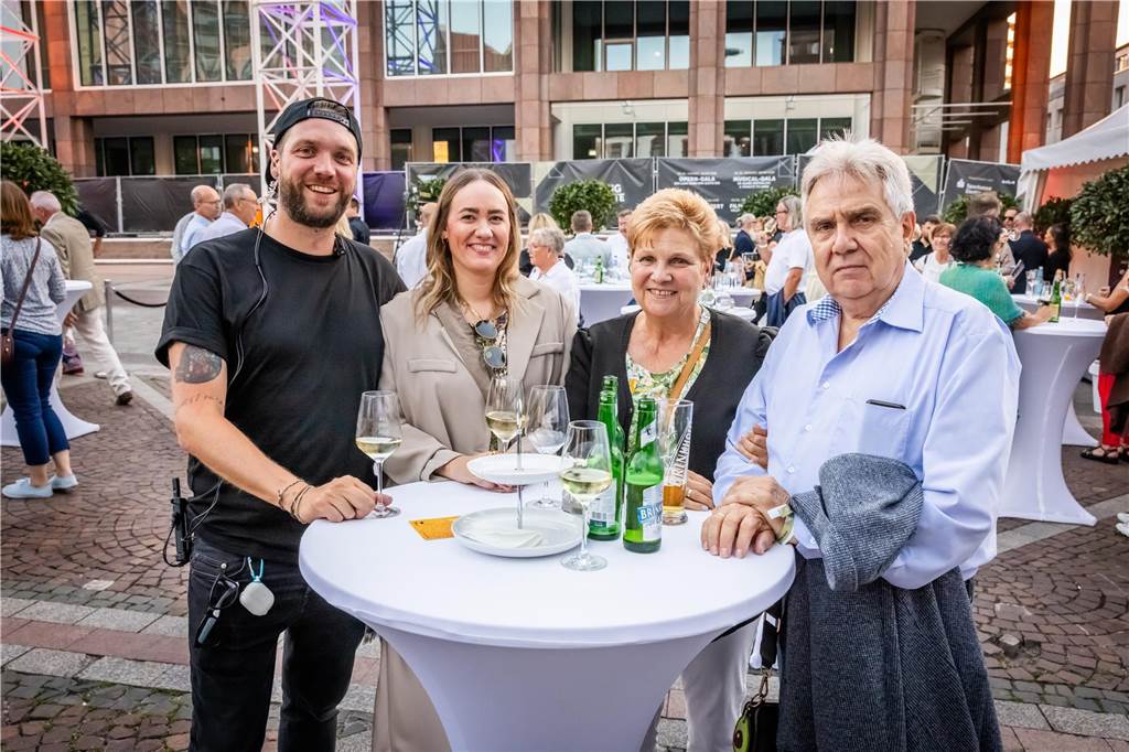 Am zweiten Tag der Cityring-Konzerte haben die Dortmunder Philharmoniker unter der Leitung von Christoph Huber die größten Hits von ABBA präsentiert. Mit dabei war die international erfolgreiche ABBA-Cover-Band Super Swede.