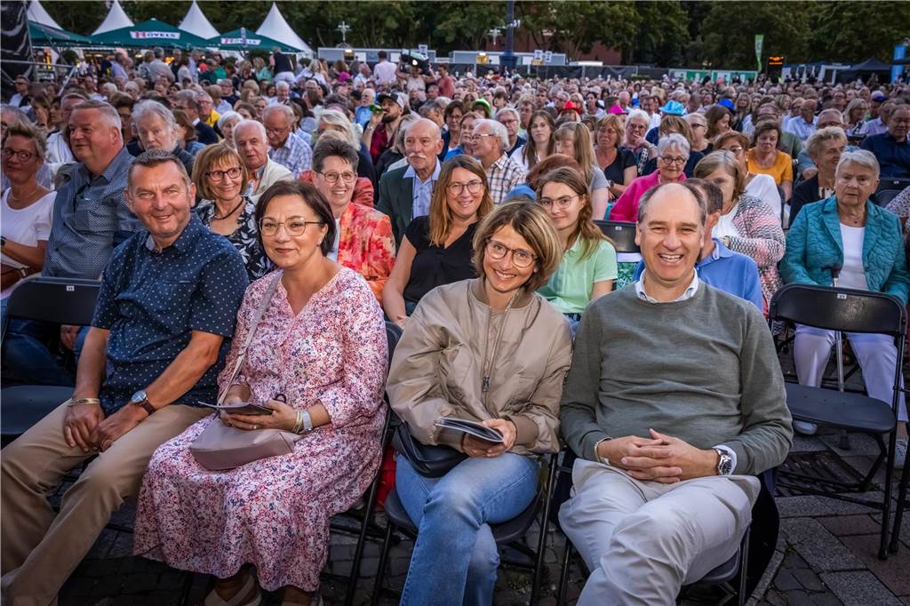 Am zweiten Tag der Cityring-Konzerte haben die Dortmunder Philharmoniker unter der Leitung von Christoph Huber die größten Hits von ABBA präsentiert. Mit dabei war die international erfolgreiche ABBA-Cover-Band Super Swede.