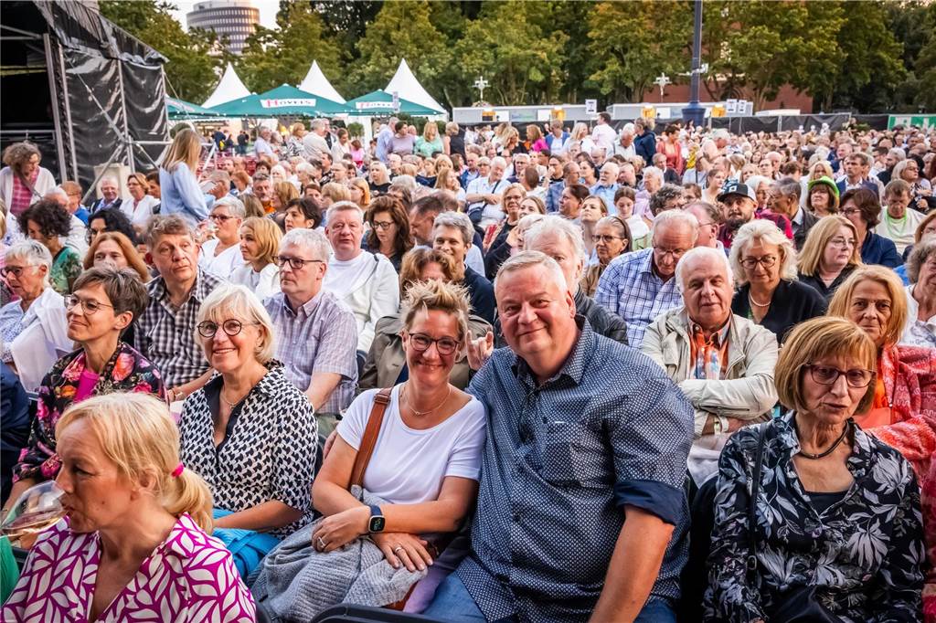 Am zweiten Tag der Cityring-Konzerte haben die Dortmunder Philharmoniker unter der Leitung von Christoph Huber die größten Hits von ABBA präsentiert. Mit dabei war die international erfolgreiche ABBA-Cover-Band Super Swede.