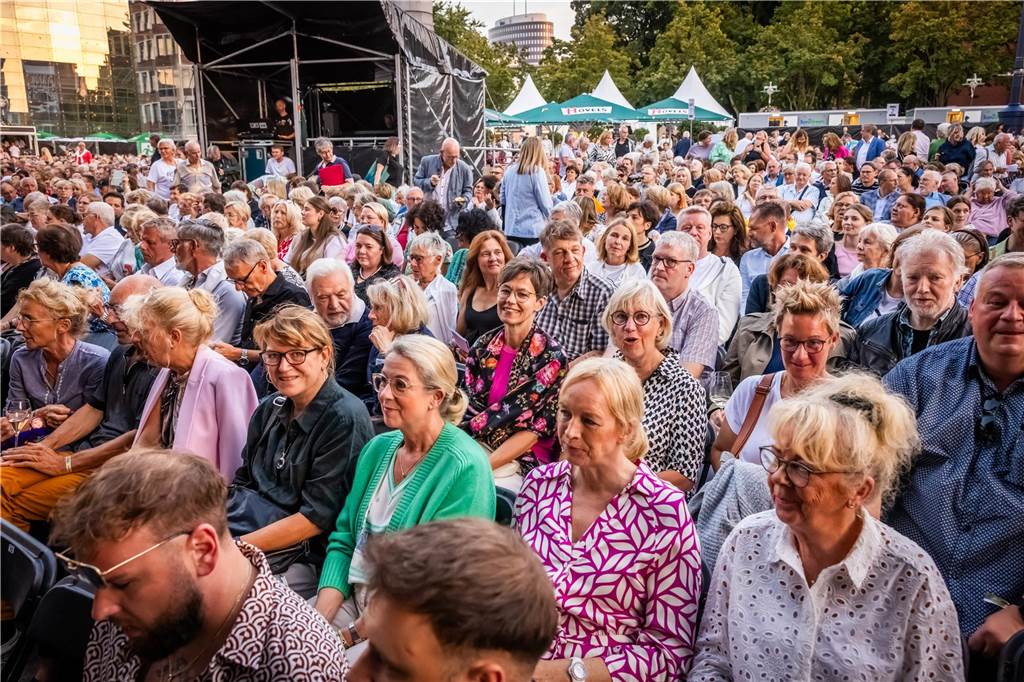 Am zweiten Tag der Cityring-Konzerte haben die Dortmunder Philharmoniker unter der Leitung von Christoph Huber die größten Hits von ABBA präsentiert. Mit dabei war die international erfolgreiche ABBA-Cover-Band Super Swede.