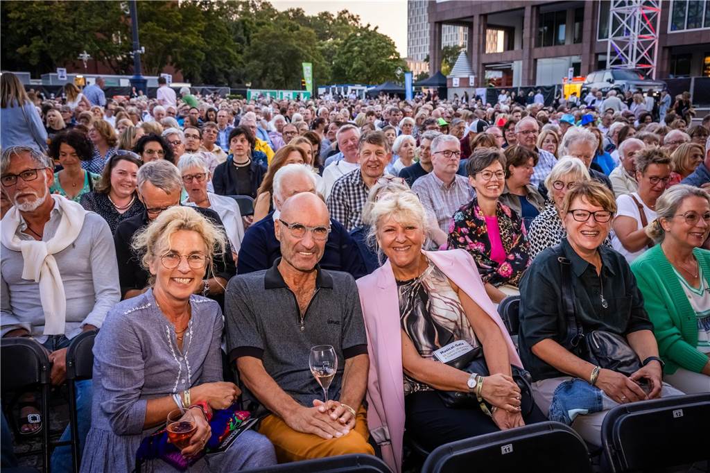 Am zweiten Tag der Cityring-Konzerte haben die Dortmunder Philharmoniker unter der Leitung von Christoph Huber die größten Hits von ABBA präsentiert. Mit dabei war die international erfolgreiche ABBA-Cover-Band Super Swede.