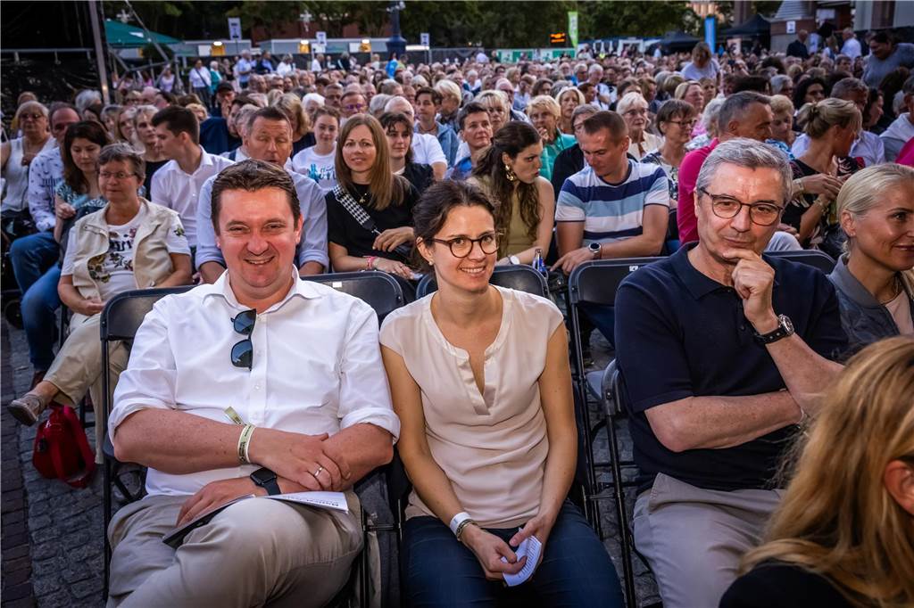 Am zweiten Tag der Cityring-Konzerte haben die Dortmunder Philharmoniker unter der Leitung von Christoph Huber die größten Hits von ABBA präsentiert. Mit dabei war die international erfolgreiche ABBA-Cover-Band Super Swede.