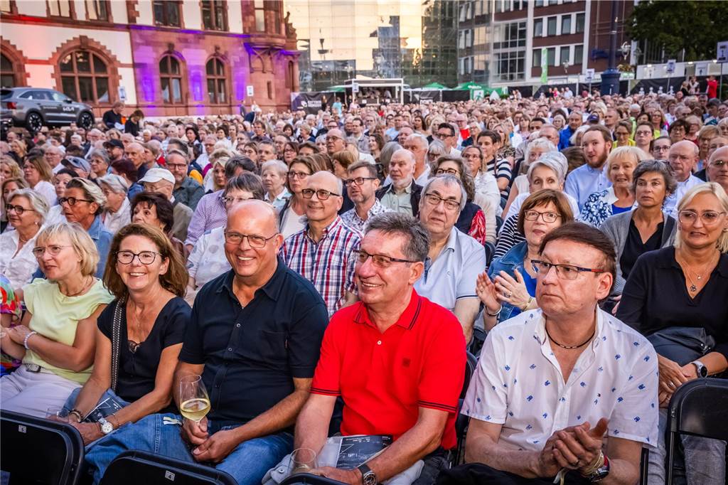 Am zweiten Tag der Cityring-Konzerte haben die Dortmunder Philharmoniker unter der Leitung von Christoph Huber die größten Hits von ABBA präsentiert. Mit dabei war die international erfolgreiche ABBA-Cover-Band Super Swede.