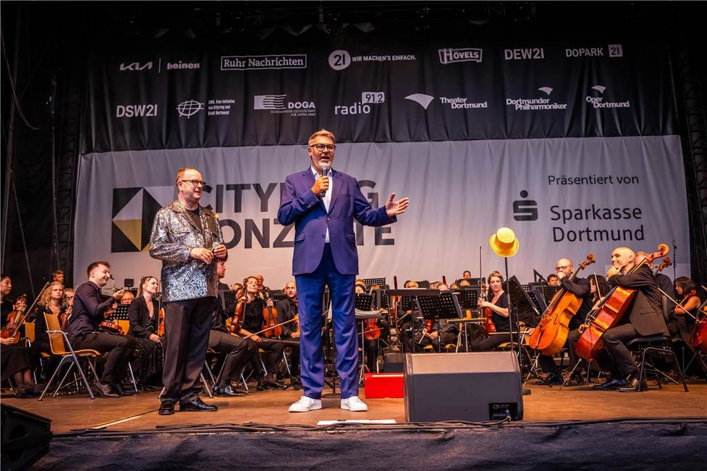Am zweiten Tag der Cityring-Konzerte haben die Dortmunder Philharmoniker unter der Leitung von Christoph Huber die größten Hits von ABBA präsentiert. Mit dabei war die international erfolgreiche ABBA-Cover-Band Super Swede.