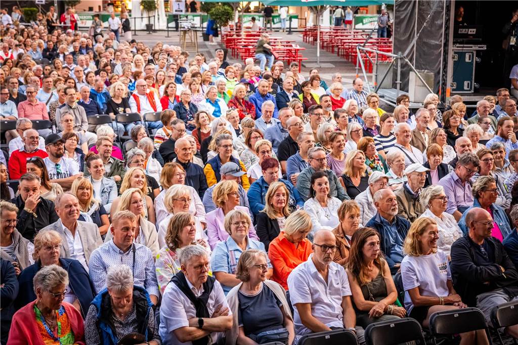 Am zweiten Tag der Cityring-Konzerte haben die Dortmunder Philharmoniker unter der Leitung von Christoph Huber die größten Hits von ABBA präsentiert. Mit dabei war die international erfolgreiche ABBA-Cover-Band Super Swede.