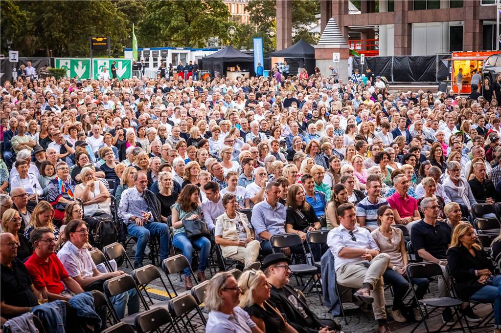 Am zweiten Tag der Cityring-Konzerte haben die Dortmunder Philharmoniker unter der Leitung von Christoph Huber die größten Hits von ABBA präsentiert. Mit dabei war die international erfolgreiche ABBA-Cover-Band Super Swede.