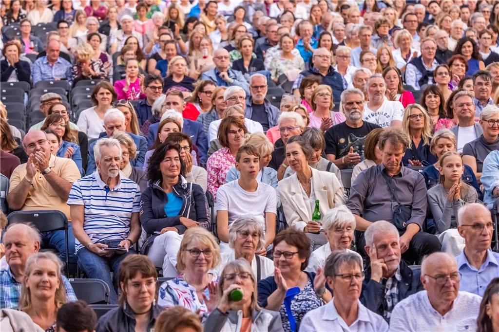 Am zweiten Tag der Cityring-Konzerte haben die Dortmunder Philharmoniker unter der Leitung von Christoph Huber die größten Hits von ABBA präsentiert. Mit dabei war die international erfolgreiche ABBA-Cover-Band Super Swede.