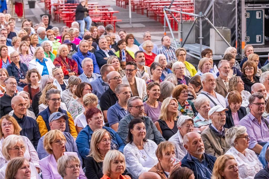 Am zweiten Tag der Cityring-Konzerte haben die Dortmunder Philharmoniker unter der Leitung von Christoph Huber die größten Hits von ABBA präsentiert. Mit dabei war die international erfolgreiche ABBA-Cover-Band Super Swede.