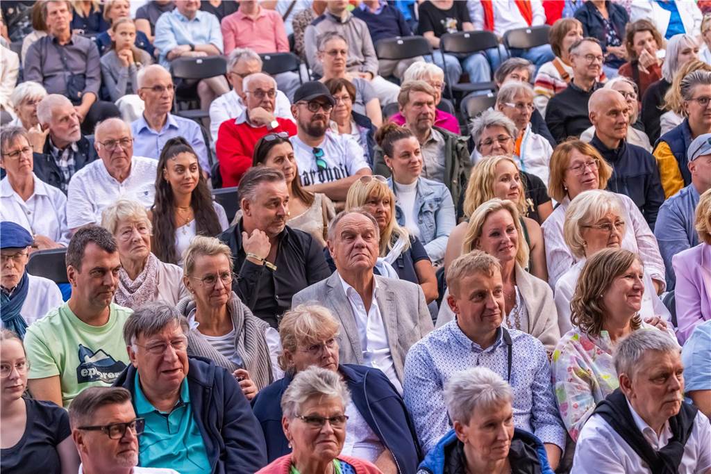 Am zweiten Tag der Cityring-Konzerte haben die Dortmunder Philharmoniker unter der Leitung von Christoph Huber die größten Hits von ABBA präsentiert. Mit dabei war die international erfolgreiche ABBA-Cover-Band Super Swede.