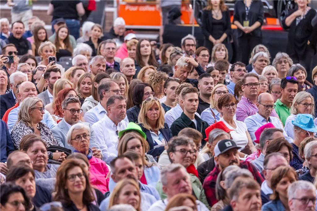 Am zweiten Tag der Cityring-Konzerte haben die Dortmunder Philharmoniker unter der Leitung von Christoph Huber die größten Hits von ABBA präsentiert. Mit dabei war die international erfolgreiche ABBA-Cover-Band Super Swede.
