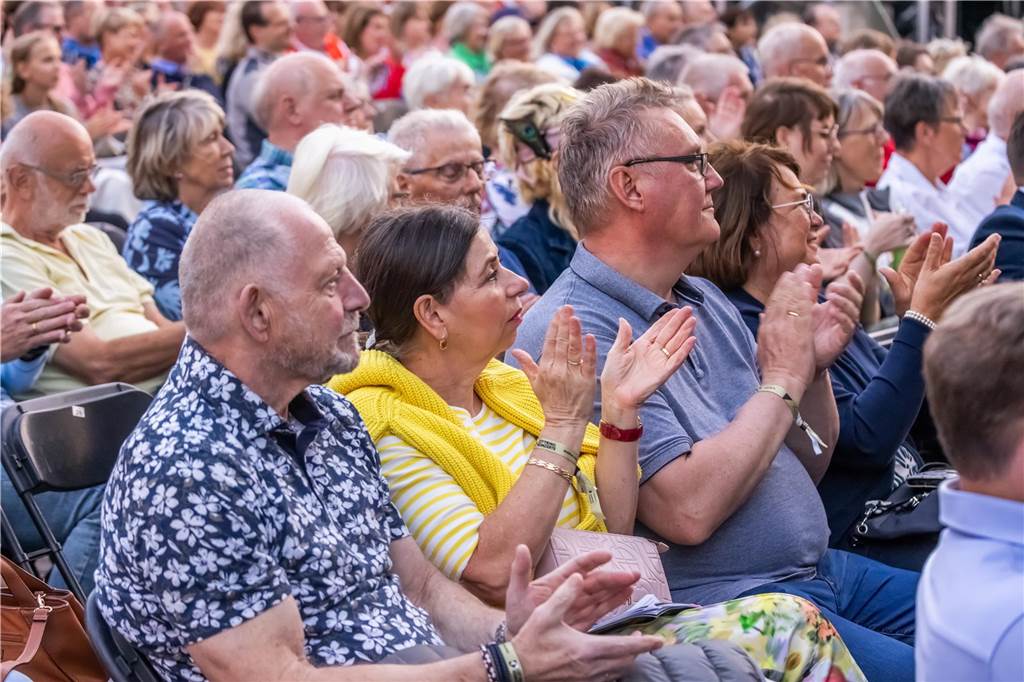 Am zweiten Tag der Cityring-Konzerte haben die Dortmunder Philharmoniker unter der Leitung von Christoph Huber die größten Hits von ABBA präsentiert. Mit dabei war die international erfolgreiche ABBA-Cover-Band Super Swede.