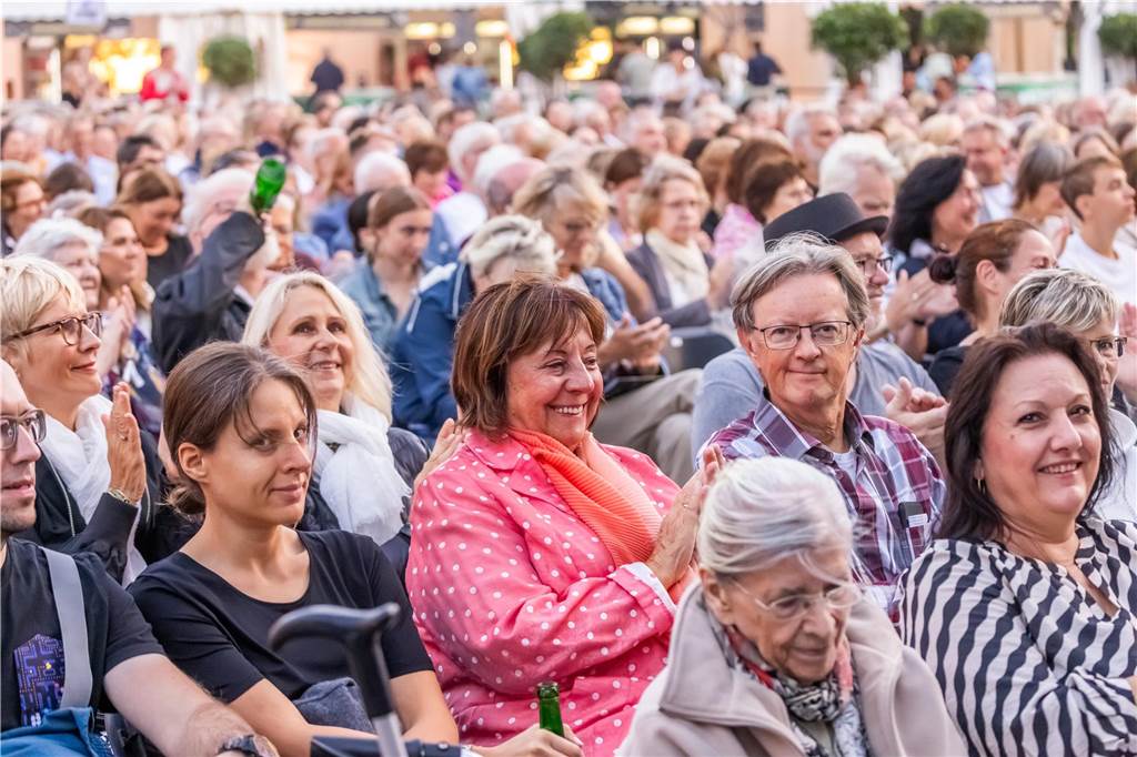 Am zweiten Tag der Cityring-Konzerte haben die Dortmunder Philharmoniker unter der Leitung von Christoph Huber die größten Hits von ABBA präsentiert. Mit dabei war die international erfolgreiche ABBA-Cover-Band Super Swede.
