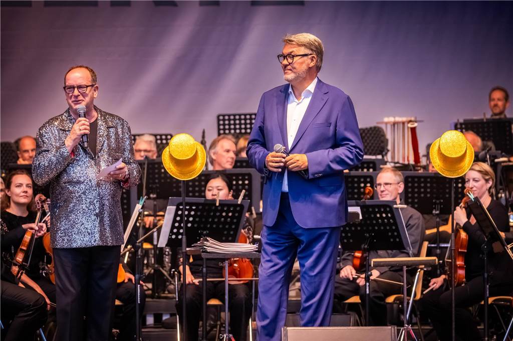 Am zweiten Tag der Cityring-Konzerte haben die Dortmunder Philharmoniker unter der Leitung von Christoph Huber die größten Hits von ABBA präsentiert. Mit dabei war die international erfolgreiche ABBA-Cover-Band Super Swede.