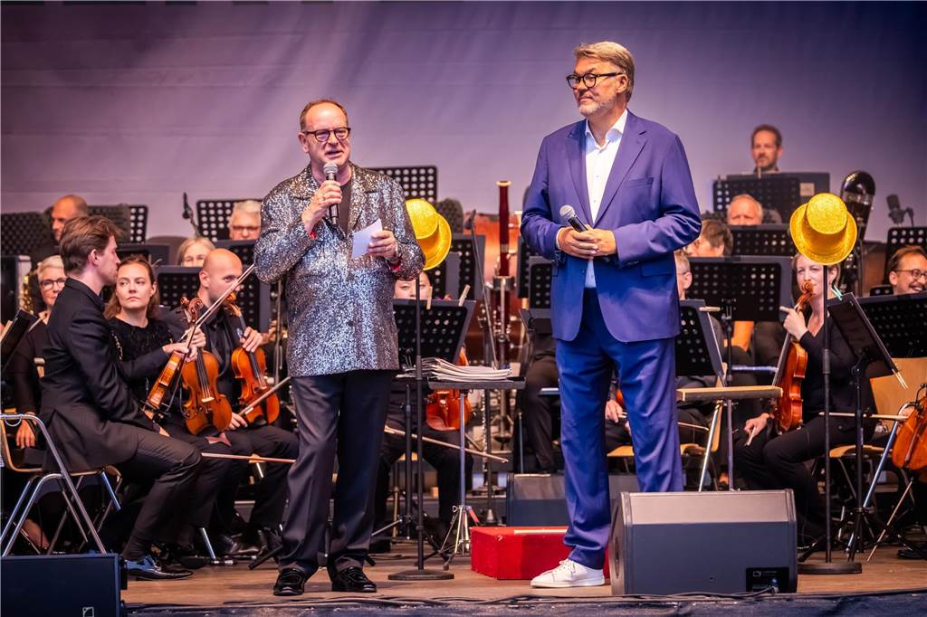 Am zweiten Tag der Cityring-Konzerte haben die Dortmunder Philharmoniker unter der Leitung von Christoph Huber die größten Hits von ABBA präsentiert. Mit dabei war die international erfolgreiche ABBA-Cover-Band Super Swede.