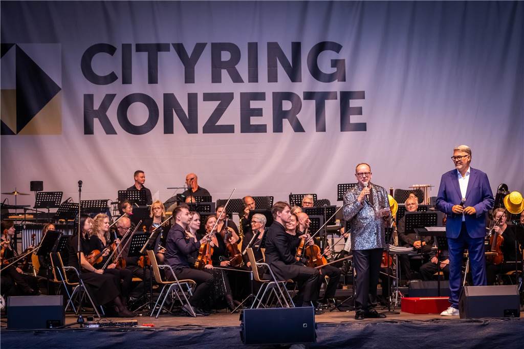 Am zweiten Tag der Cityring-Konzerte haben die Dortmunder Philharmoniker unter der Leitung von Christoph Huber die größten Hits von ABBA präsentiert. Mit dabei war die international erfolgreiche ABBA-Cover-Band Super Swede.