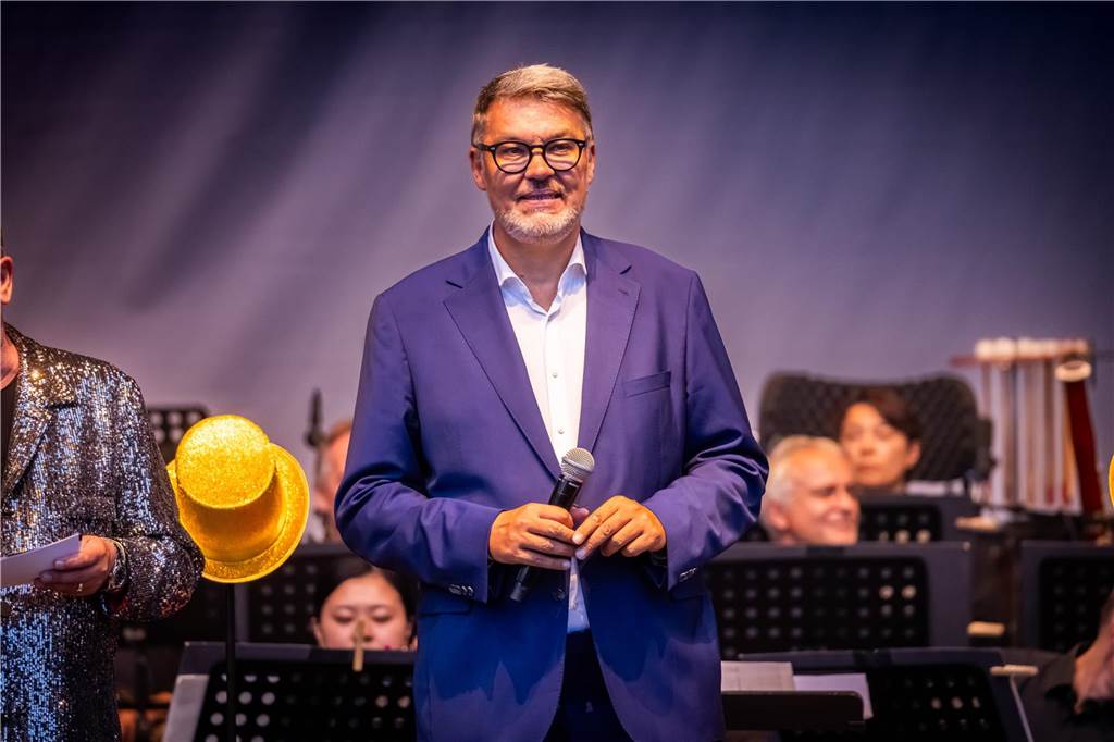 Am zweiten Tag der Cityring-Konzerte haben die Dortmunder Philharmoniker unter der Leitung von Christoph Huber die größten Hits von ABBA präsentiert. Mit dabei war die international erfolgreiche ABBA-Cover-Band Super Swede.