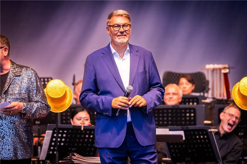 Am zweiten Tag der Cityring-Konzerte haben die Dortmunder Philharmoniker unter der Leitung von Christoph Huber die größten Hits von ABBA präsentiert. Mit dabei war die international erfolgreiche ABBA-Cover-Band Super Swede.