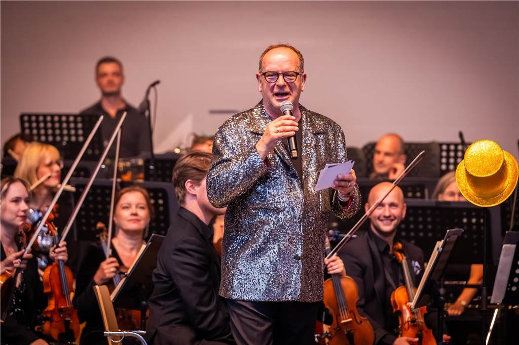Am zweiten Tag der Cityring-Konzerte haben die Dortmunder Philharmoniker unter der Leitung von Christoph Huber die größten Hits von ABBA präsentiert. Mit dabei war die international erfolgreiche ABBA-Cover-Band Super Swede.