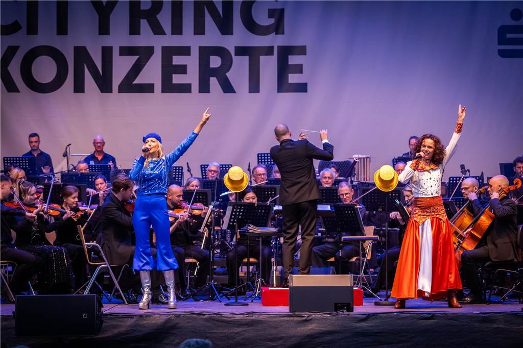 Am zweiten Tag der Cityring-Konzerte haben die Dortmunder Philharmoniker unter der Leitung von Christoph Huber die größten Hits von ABBA präsentiert. Mit dabei war die international erfolgreiche ABBA-Cover-Band Super Swede.
