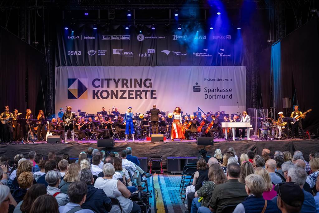 Am zweiten Tag der Cityring-Konzerte haben die Dortmunder Philharmoniker unter der Leitung von Christoph Huber die größten Hits von ABBA präsentiert. Mit dabei war die international erfolgreiche ABBA-Cover-Band Super Swede.