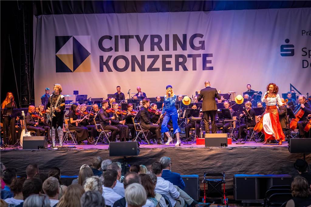 Am zweiten Tag der Cityring-Konzerte haben die Dortmunder Philharmoniker unter der Leitung von Christoph Huber die größten Hits von ABBA präsentiert. Mit dabei war die international erfolgreiche ABBA-Cover-Band Super Swede.