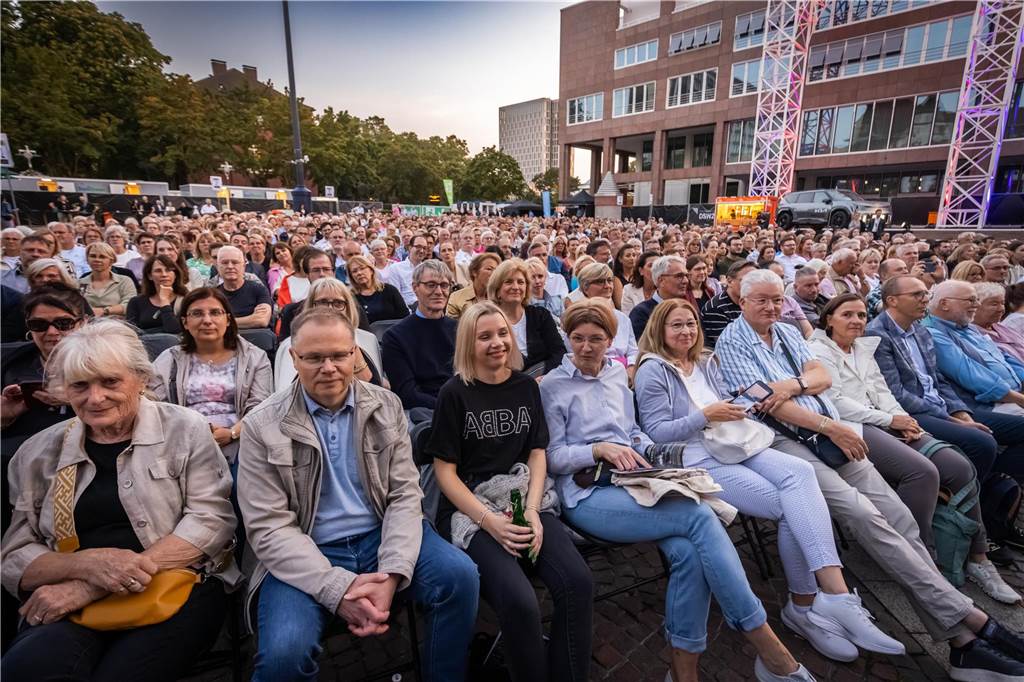 Am zweiten Tag der Cityring-Konzerte haben die Dortmunder Philharmoniker unter der Leitung von Christoph Huber die größten Hits von ABBA präsentiert. Mit dabei war die international erfolgreiche ABBA-Cover-Band Super Swede.