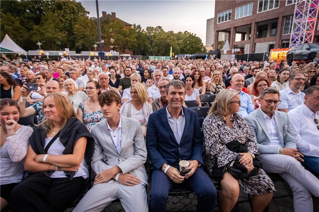 Am zweiten Tag der Cityring-Konzerte haben die Dortmunder Philharmoniker unter der Leitung von Christoph Huber die größten Hits von ABBA präsentiert. Mit dabei war die international erfolgreiche ABBA-Cover-Band Super Swede.