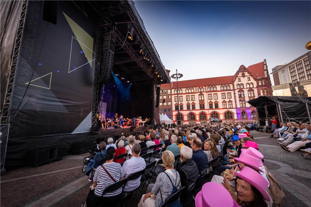 Am zweiten Tag der Cityring-Konzerte haben die Dortmunder Philharmoniker unter der Leitung von Christoph Huber die größten Hits von ABBA präsentiert. Mit dabei war die international erfolgreiche ABBA-Cover-Band Super Swede.