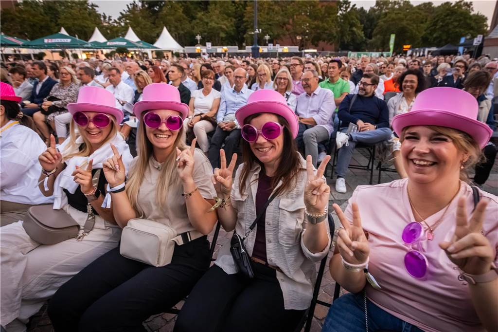 Am zweiten Tag der Cityring-Konzerte haben die Dortmunder Philharmoniker unter der Leitung von Christoph Huber die größten Hits von ABBA präsentiert. Mit dabei war die international erfolgreiche ABBA-Cover-Band Super Swede.