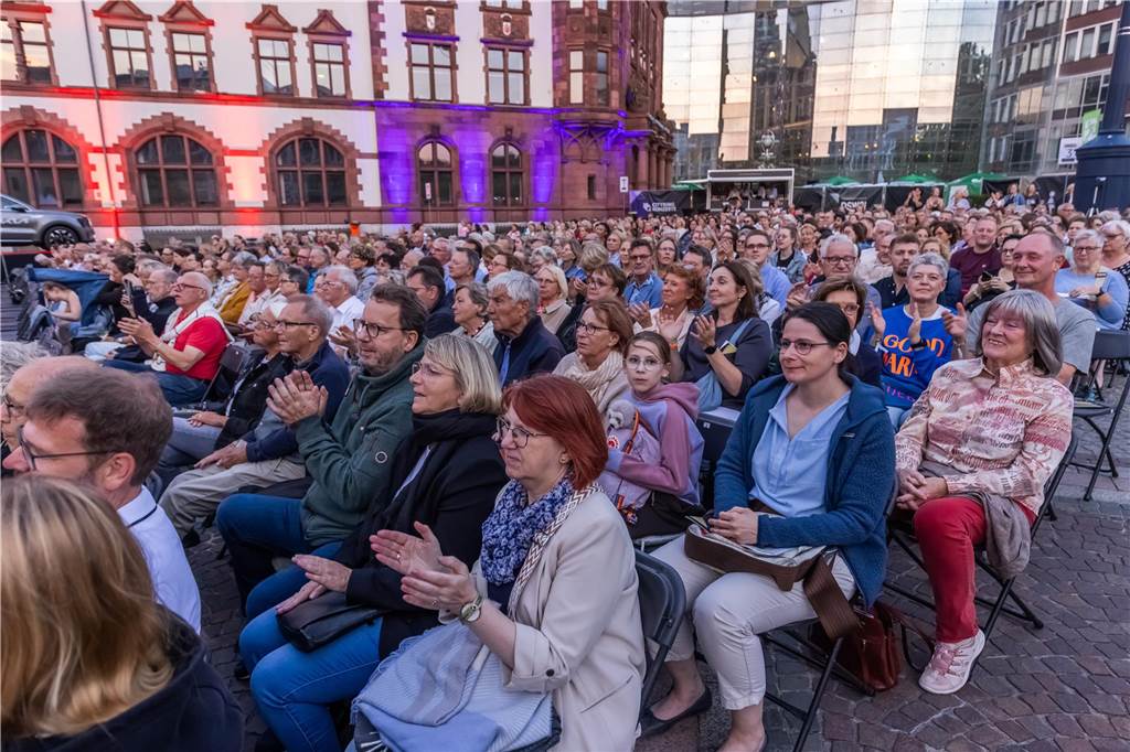 Am zweiten Tag der Cityring-Konzerte haben die Dortmunder Philharmoniker unter der Leitung von Christoph Huber die größten Hits von ABBA präsentiert. Mit dabei war die international erfolgreiche ABBA-Cover-Band Super Swede.