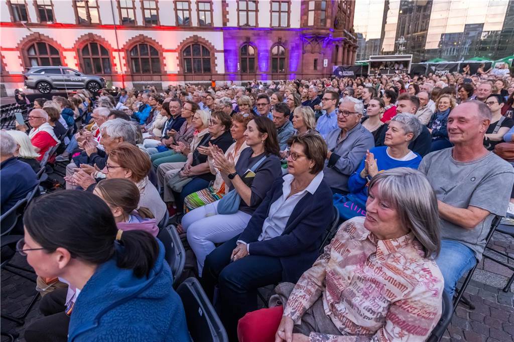 Am zweiten Tag der Cityring-Konzerte haben die Dortmunder Philharmoniker unter der Leitung von Christoph Huber die größten Hits von ABBA präsentiert. Mit dabei war die international erfolgreiche ABBA-Cover-Band Super Swede.