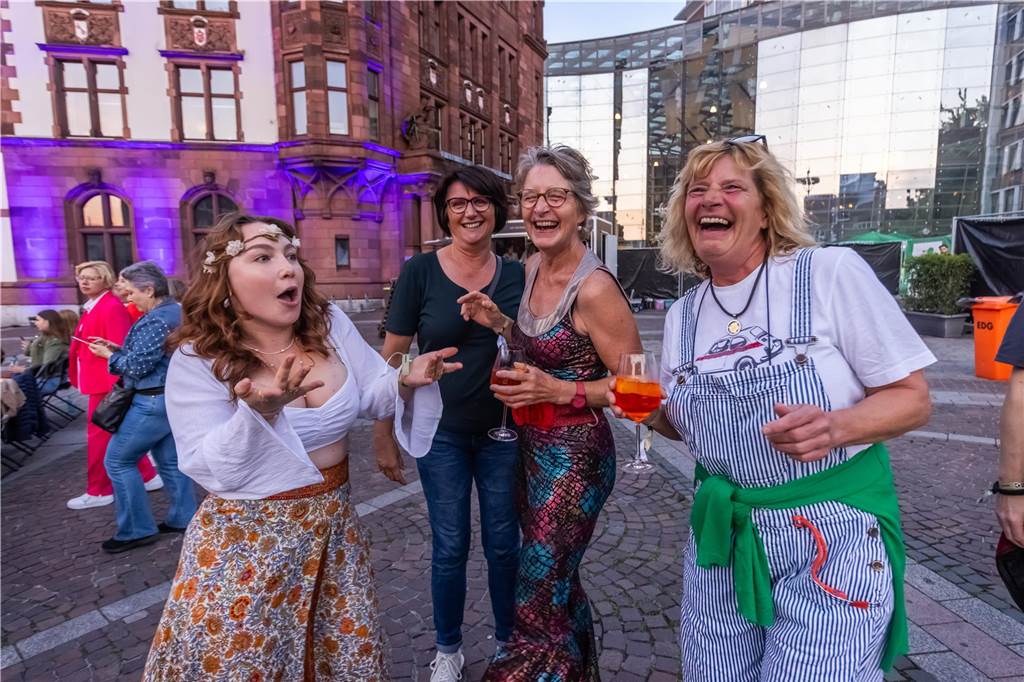 Am zweiten Tag der Cityring-Konzerte haben die Dortmunder Philharmoniker unter der Leitung von Christoph Huber die größten Hits von ABBA präsentiert. Mit dabei war die international erfolgreiche ABBA-Cover-Band Super Swede.
