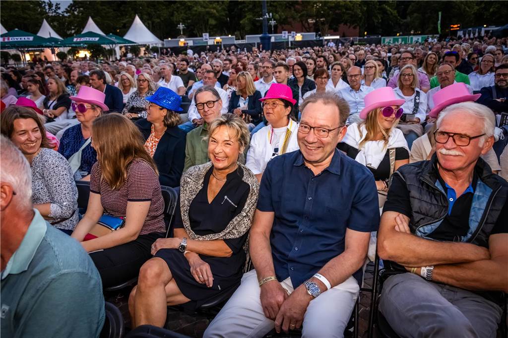 Am zweiten Tag der Cityring-Konzerte haben die Dortmunder Philharmoniker unter der Leitung von Christoph Huber die größten Hits von ABBA präsentiert. Mit dabei war die international erfolgreiche ABBA-Cover-Band Super Swede.