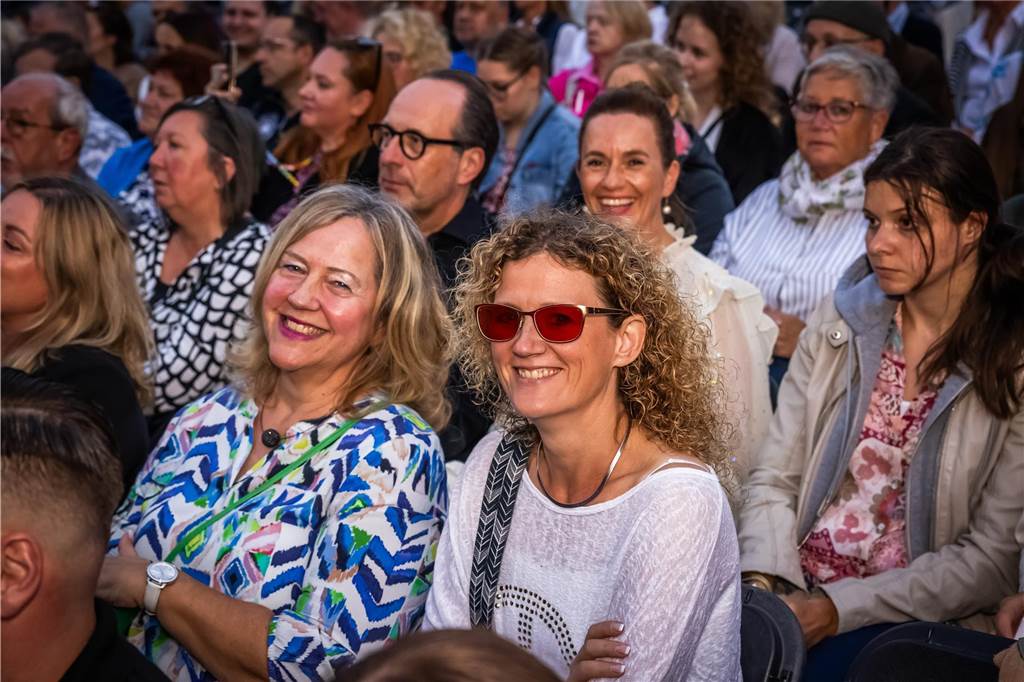 Am zweiten Tag der Cityring-Konzerte haben die Dortmunder Philharmoniker unter der Leitung von Christoph Huber die größten Hits von ABBA präsentiert. Mit dabei war die international erfolgreiche ABBA-Cover-Band Super Swede.