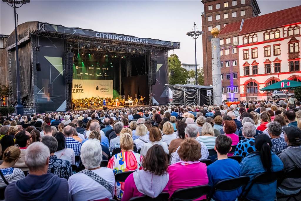 Am zweiten Tag der Cityring-Konzerte haben die Dortmunder Philharmoniker unter der Leitung von Christoph Huber die größten Hits von ABBA präsentiert. Mit dabei war die international erfolgreiche ABBA-Cover-Band Super Swede.