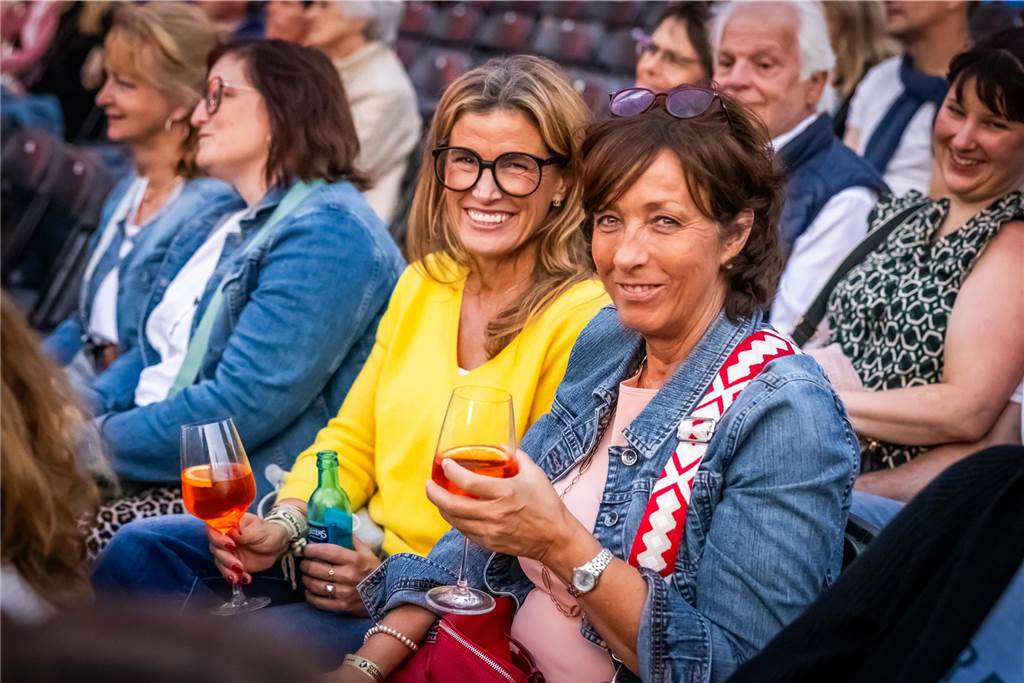 Am zweiten Tag der Cityring-Konzerte haben die Dortmunder Philharmoniker unter der Leitung von Christoph Huber die größten Hits von ABBA präsentiert. Mit dabei war die international erfolgreiche ABBA-Cover-Band Super Swede.