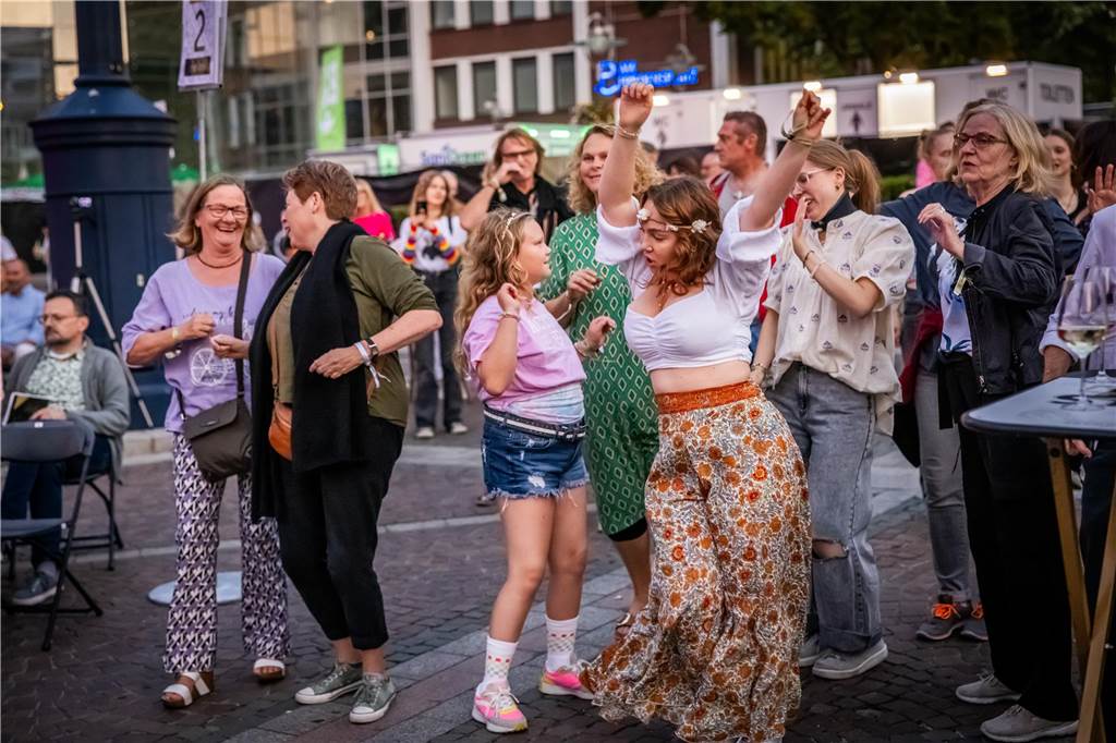 Am zweiten Tag der Cityring-Konzerte haben die Dortmunder Philharmoniker unter der Leitung von Christoph Huber die größten Hits von ABBA präsentiert. Mit dabei war die international erfolgreiche ABBA-Cover-Band Super Swede.