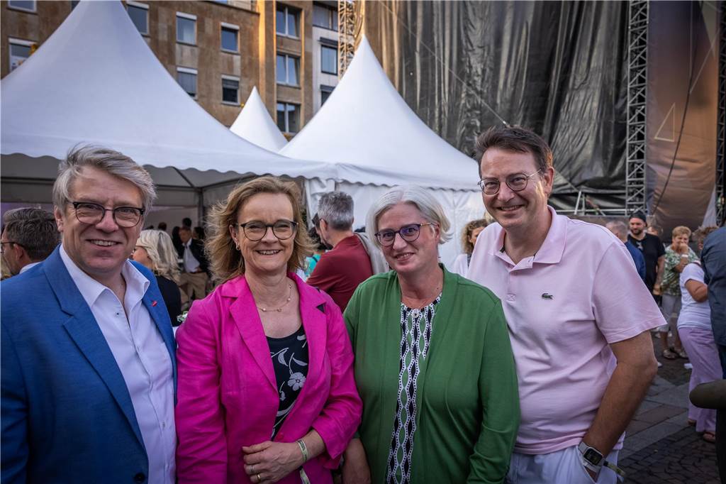 Am zweiten Tag der Cityring-Konzerte haben die Dortmunder Philharmoniker unter der Leitung von Christoph Huber die größten Hits von ABBA präsentiert. Mit dabei war die international erfolgreiche ABBA-Cover-Band Super Swede.