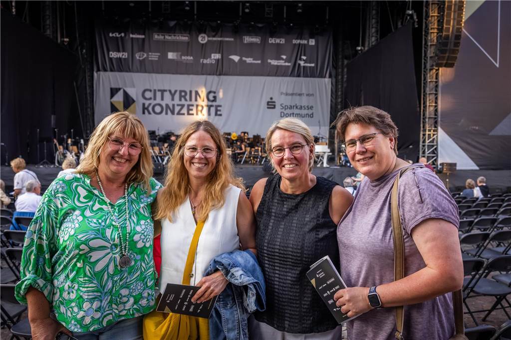 Am zweiten Tag der Cityring-Konzerte haben die Dortmunder Philharmoniker unter der Leitung von Christoph Huber die größten Hits von ABBA präsentiert. Mit dabei war die international erfolgreiche ABBA-Cover-Band Super Swede.