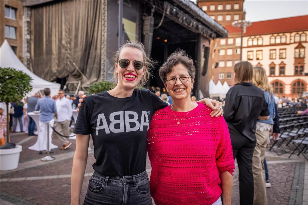Am zweiten Tag der Cityring-Konzerte haben die Dortmunder Philharmoniker unter der Leitung von Christoph Huber die größten Hits von ABBA präsentiert. Mit dabei war die international erfolgreiche ABBA-Cover-Band Super Swede.
