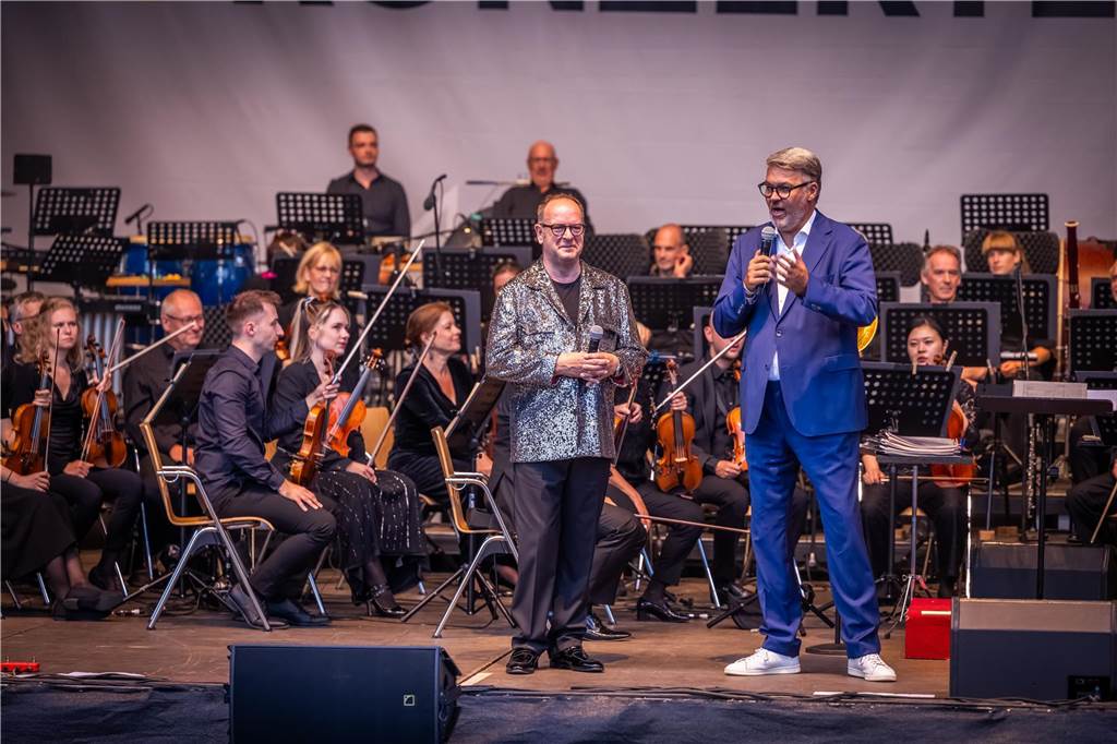 Am zweiten Tag der Cityring-Konzerte haben die Dortmunder Philharmoniker unter der Leitung von Christoph Huber die größten Hits von ABBA präsentiert. Mit dabei war die international erfolgreiche ABBA-Cover-Band Super Swede.
