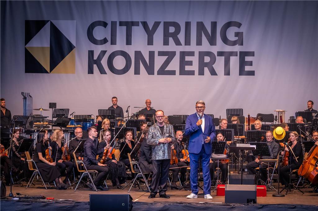 Am zweiten Tag der Cityring-Konzerte haben die Dortmunder Philharmoniker unter der Leitung von Christoph Huber die größten Hits von ABBA präsentiert. Mit dabei war die international erfolgreiche ABBA-Cover-Band Super Swede.
