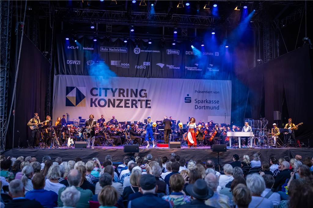 Am zweiten Tag der Cityring-Konzerte haben die Dortmunder Philharmoniker unter der Leitung von Christoph Huber die größten Hits von ABBA präsentiert. Mit dabei war die international erfolgreiche ABBA-Cover-Band Super Swede.